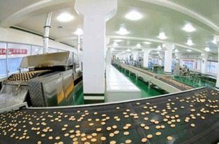 金正恩視察平壤食品工廠 夸贊國(guó)產(chǎn)設(shè)備像美男子